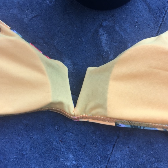 NWT bikini top from Ardene - Picture 6 of 8